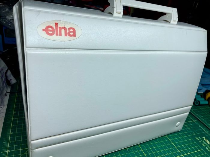 ELNA Diva 8000 Sewing machine - Serviced - Excellent condition - Swiss manufactured quality machine