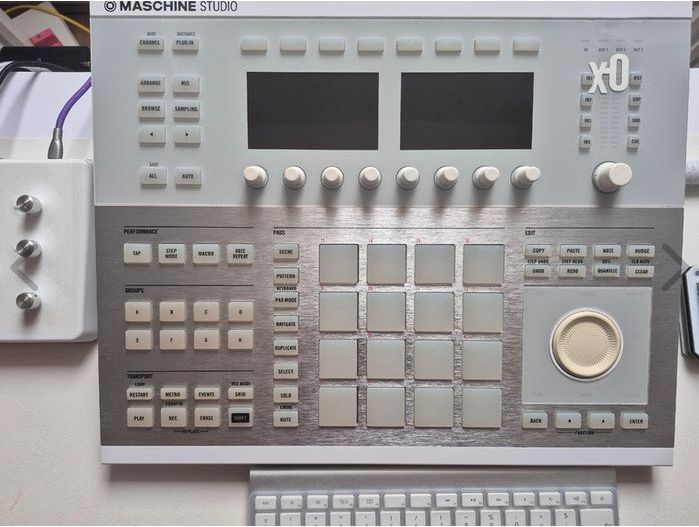 Maschine Studio + Maschine 2 Factory Library 8GB + Komplete 14 Select