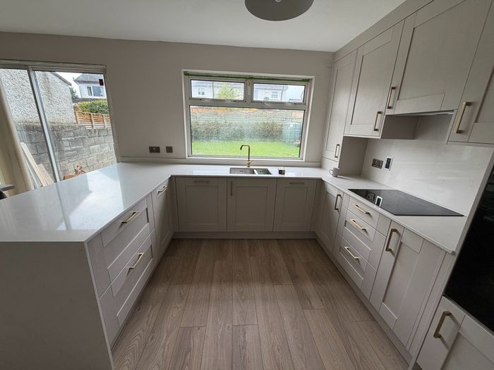 Carpenter Handyman kitchen fitter Flat pack specialist