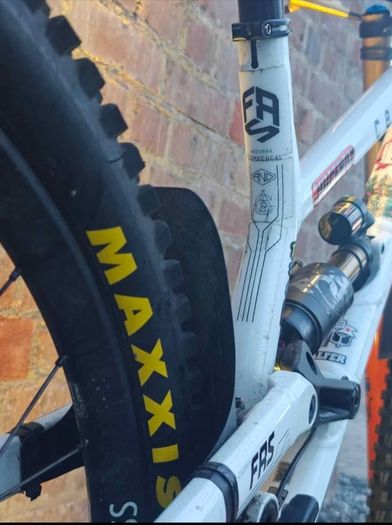 Commencal FRS 2025 200mm Downhill bike