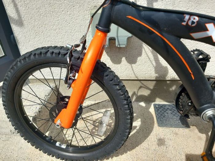 Kids bike size 18 inch wheels.