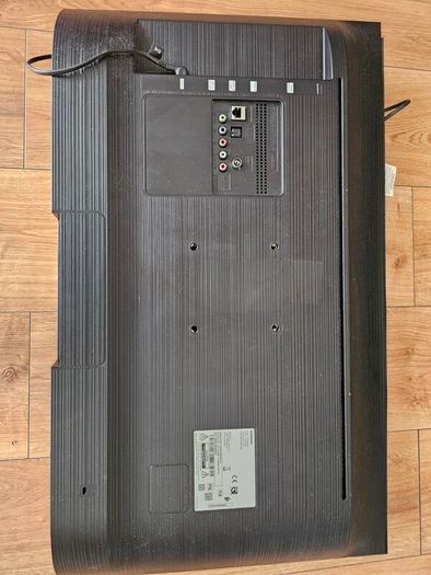 Samsung 32 inch LED smart TV, working but screen broken, can be repaired or for parts,