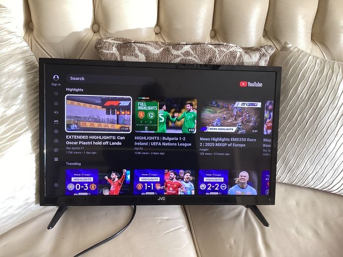 JVC 32 inch LED SMART Television with USB, 2 HDMI, PC Connection port, WIFI connectivity, etc (Boxed / Like New)