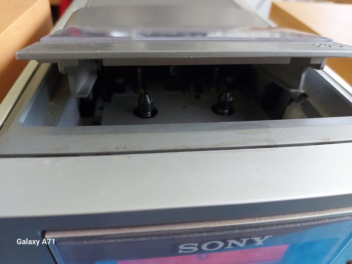 Sony CMT-M100MD Micro Hi-Fi Component System with Speakers, in excellent condition, Radio, CD and Tape working fine,