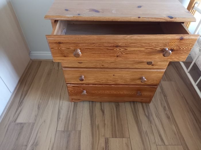 Chest of drawers
