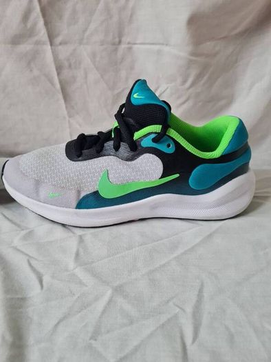 2024 nike revolution size 5.5 eu 38.5 grey/green in excellent condition