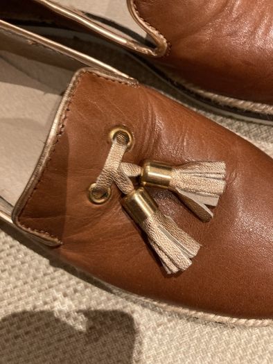 Carl Scarpa Tan Leather Loafers with gold trim and tassels- Size 38