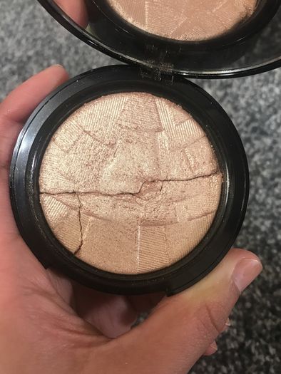 Anastasia Beverly Hills the very popular highlighter in SO HOLLYWOOD