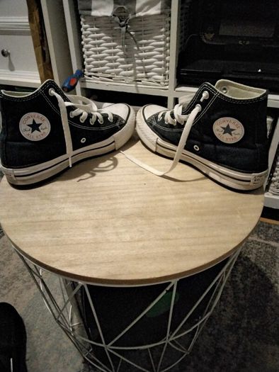 trainers converse with box
