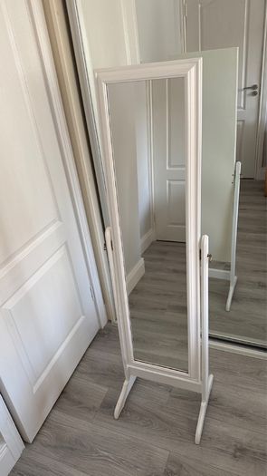 Free standing mirror