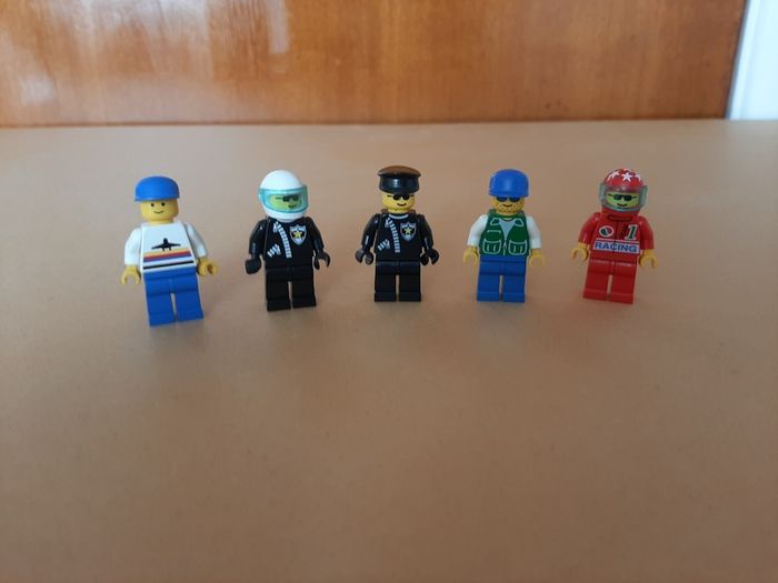 LEGO Town 5 Vintage Minifigures from 1990s. Used in good condition.