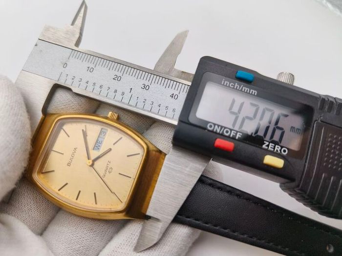 Vintage Bulova Swiss Quartz  Accuset  Day/Date  Gold-Tone Watch