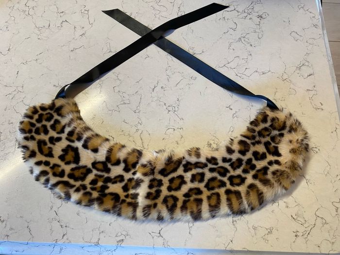 Leopard print faux fur collar / stole