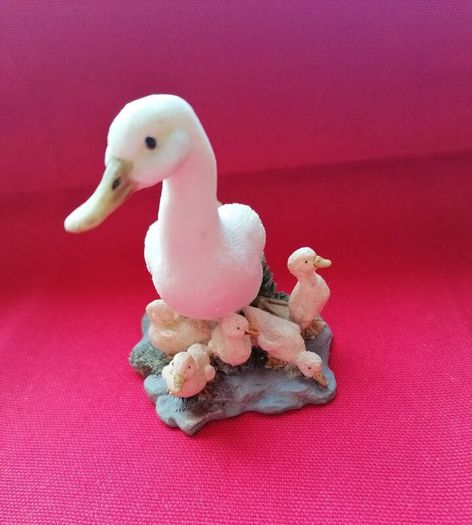 Duck with Ducklings Figurine (Leonardo Collection)