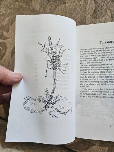 A Light Between The Hills. By Heather Parsons. Illustrated By Don Conroy.a First Edition Paperback In Good Condition   See Photos For Same.