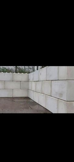 large concrete kelly blocks