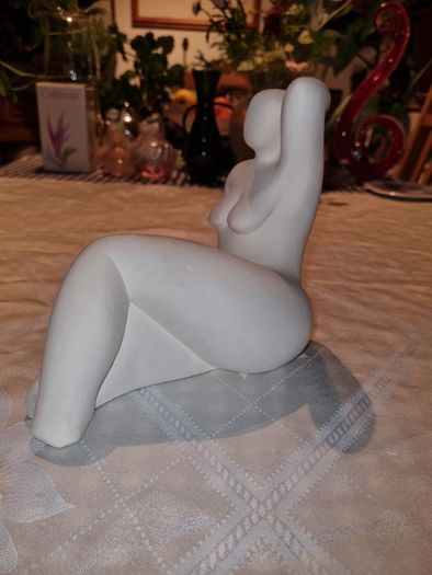 Female figurine made of white stone - Artistorika Made in Malta
