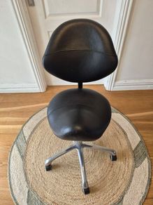 Ergonomic black saddle chair