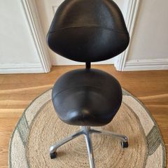 Ergonomic black saddle chair