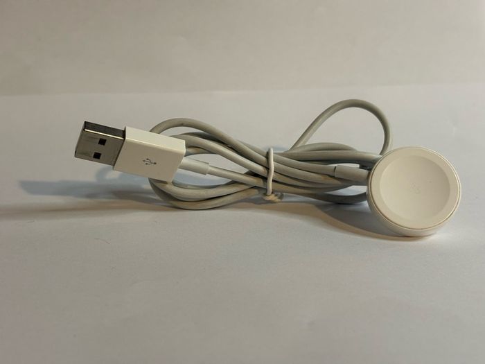 Apple watch series 6, fully working, 3 straps encluded, 2 chargers.