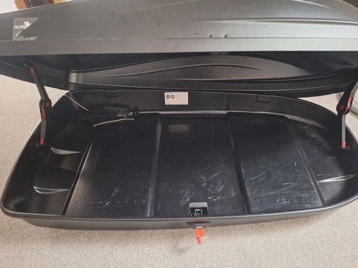 Roof box