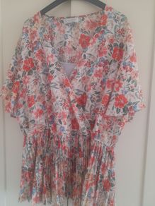 ladies print v neck blouse size 22