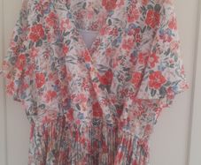 ladies print v neck blouse size 22