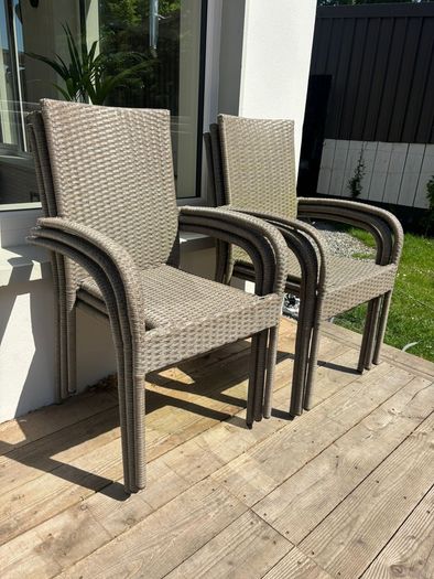 Outdoor table and 6 chairs