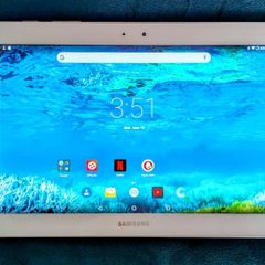 Selling a white Samsung Galaxy Tab tablet, Android 7,  in excellent condition.