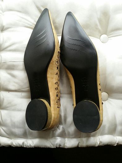 Tan shoes with low heel size 36 NEW