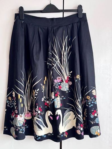 Black Swan Print Knee Length Skirt | Floral & Nature Design | Size 14 Approx