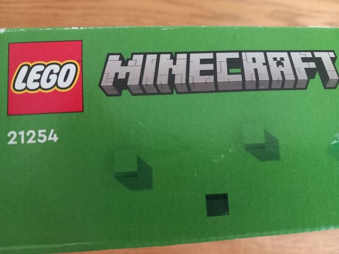 Brand New Lego Minecraft The Turtle Beach House Set