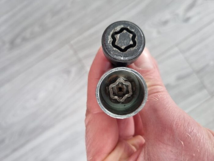 BMW lock nuts and key