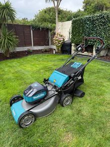 Makita 53cm Self-Propelled Twin 18V Brushless Lawn Mower + Lawn Striper