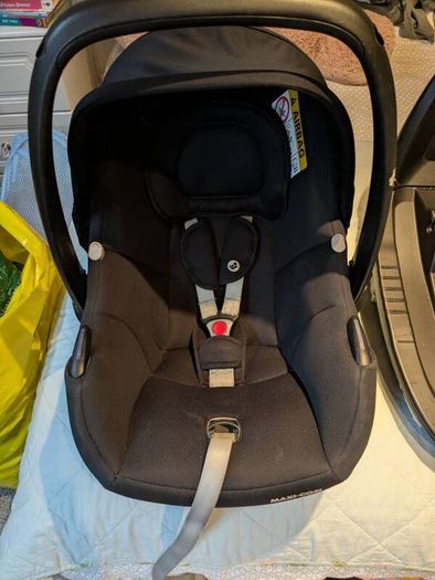 Maxi-Cosi Tinca infant car seat plus isofix base