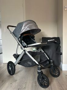 Uppababy Vista 2 with carrycot, newborn insert and universal footmuff fleace
