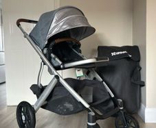 Uppababy Vista 2 with carrycot, newborn insert and universal footmuff fleace