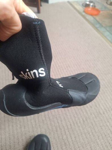 wetsuit booties - size 2-4 foot
