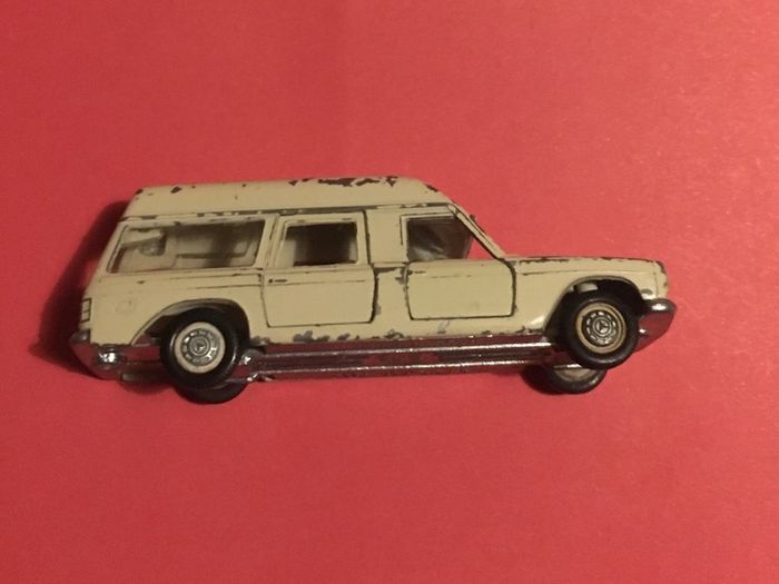 Siku 1/55 scale Mercedes Binz ambulance