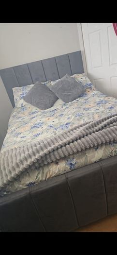 Kingsize plush velvet divan bed