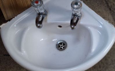 Corner sink
