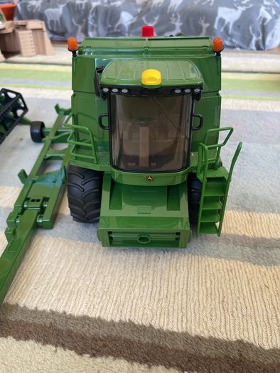 Bruder 1:16 John Deere T670i Combine Harvester