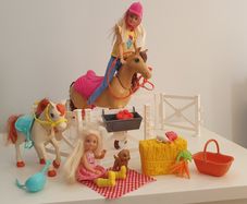 Barbie Hugs 'n' Horses Barbie and Chelsea Playset