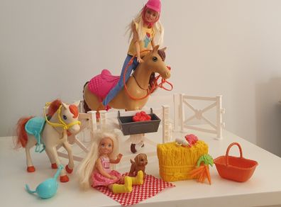 Barbie Hugs 'n' Horses Barbie and Chelsea Playset