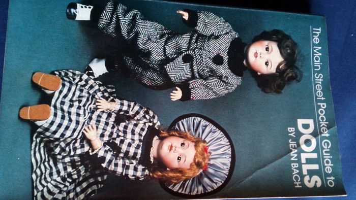 The Main Street Pocket Guide to Dolls by Jean Bach. 1st Edition.