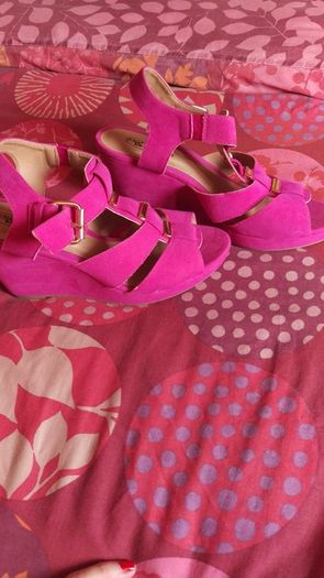 Fuscia pink wedge sandals never worn.