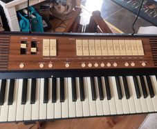 ROLAND C180 . Portable organ with foot pedal