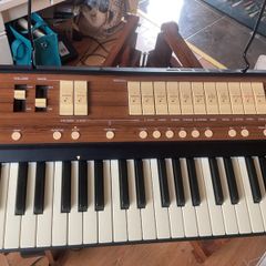 ROLAND C180 . Portable organ with foot pedal