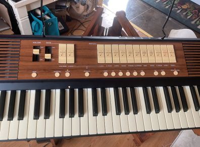 ROLAND C180 . Portable organ with foot pedal