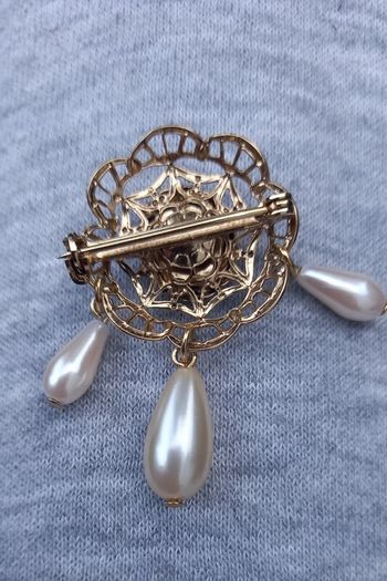Vintage jewelry is sold individually for 5 to 10 euros